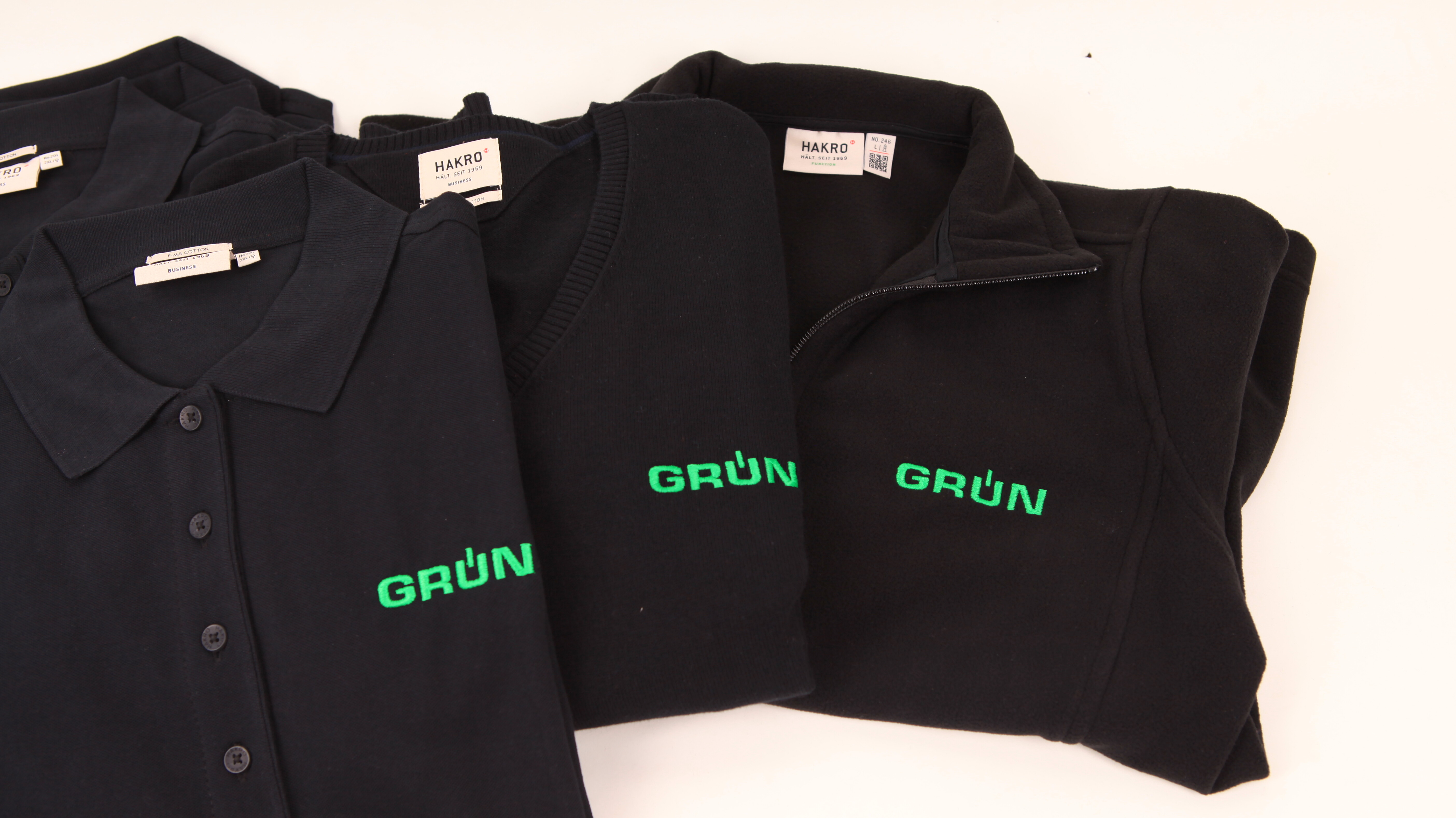 Abbildung einer Bestickung für „Grün“ auf Poloshirts, Jacke, Hemd und Pullover